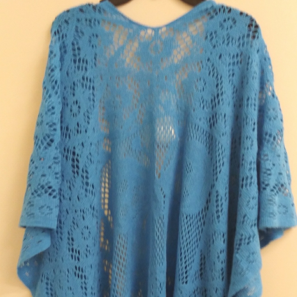 Knitted ligtweight shawl